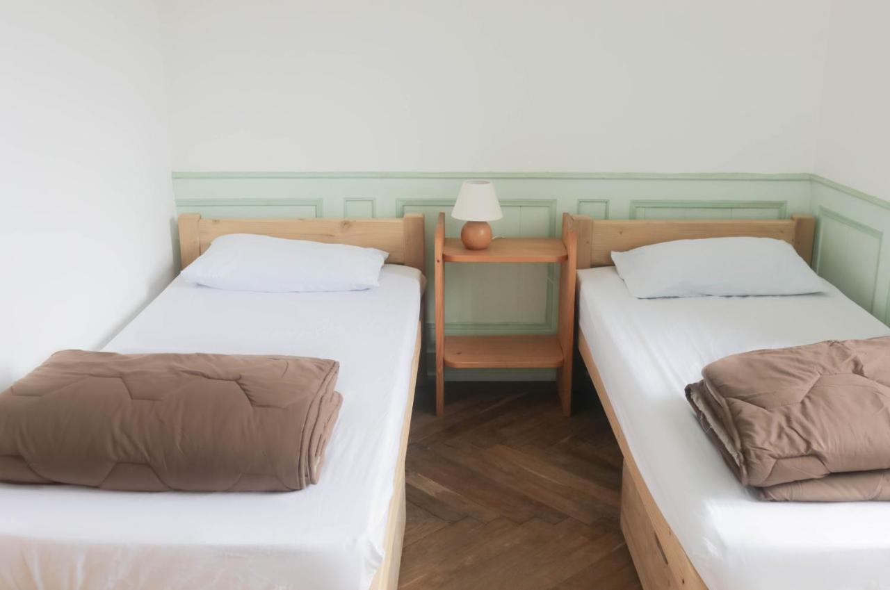 Les Repaires Hotel Nans-sous-Sainte-Anne Bagian luar foto